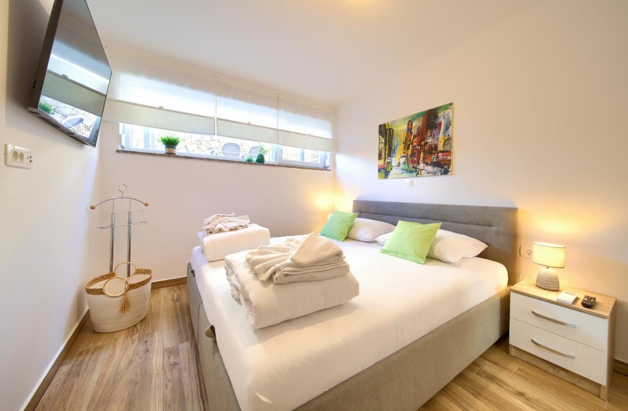 Villa Solis Lacus Modern Apartment - Private Heated Pool - Smart Tv Sky X - Free Parking Njivice Ngoại thất bức ảnh