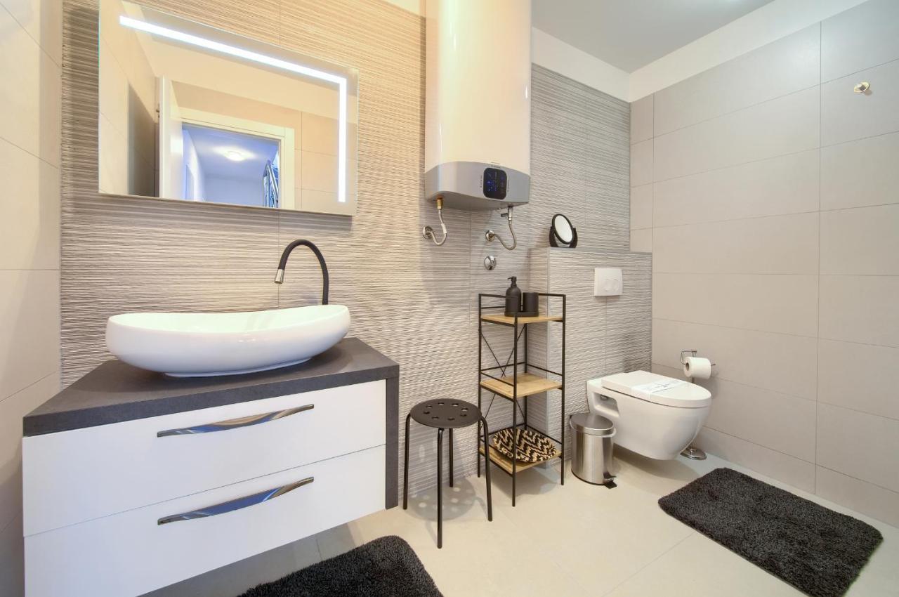 Villa Solis Lacus Modern Apartment - Private Heated Pool - Smart Tv Sky X - Free Parking Njivice Ngoại thất bức ảnh