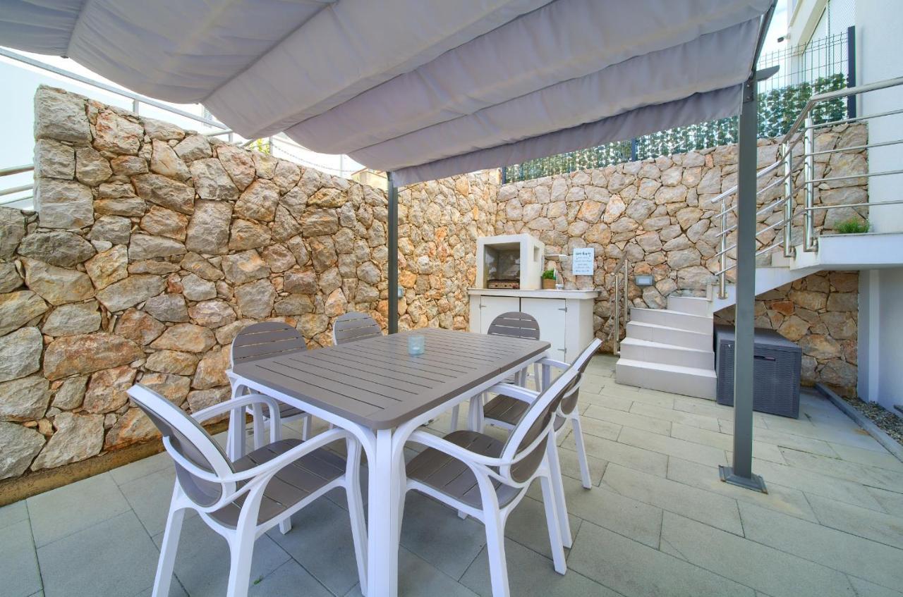 Villa Solis Lacus Modern Apartment - Private Heated Pool - Smart Tv Sky X - Free Parking Njivice Ngoại thất bức ảnh